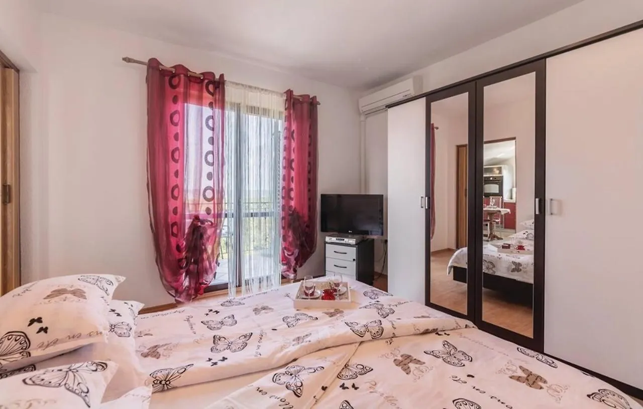 Apartment In Koromacno/Istrien 33192
